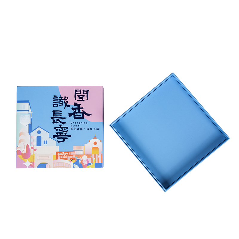 ホリデーをテーマにしたハードブック型の回転オルゴール