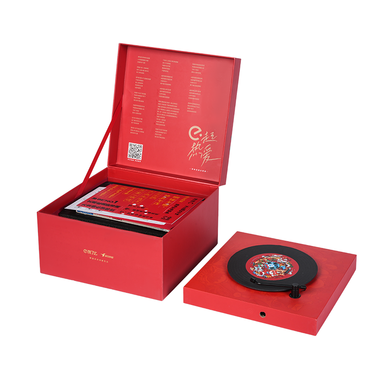 ホリデーをテーマにしたハードブック型の回転オルゴール