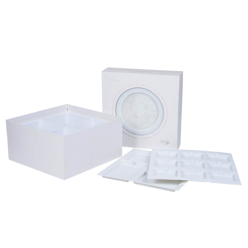 ホリデーをテーマにしたハードブック型の回転オルゴール